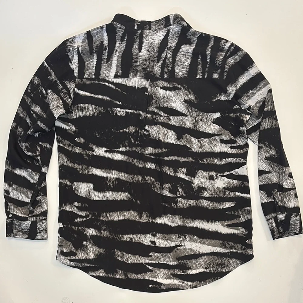 Michael Kors Top Womens 10 1/2 Button Up Roll Tab Sleeve Shirt Blouse Animal - Picture 8 of 8